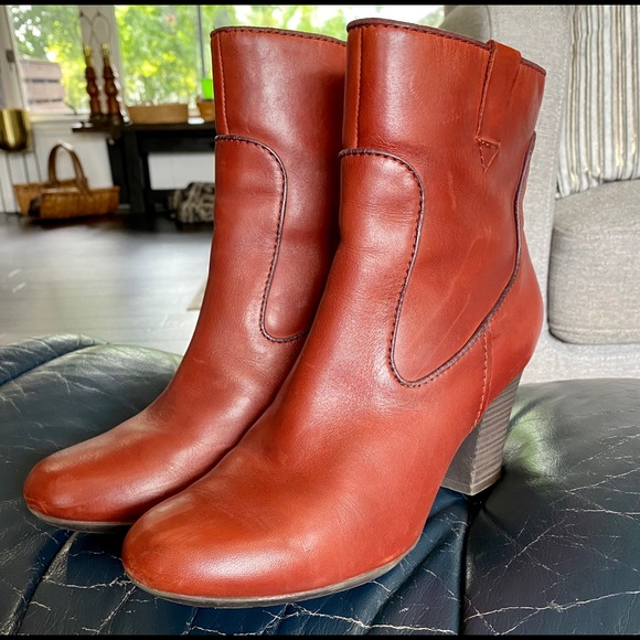 CLARKS cognac leather heeled classic style comfort heel rust vine boots 8M - Picture 6 of 8